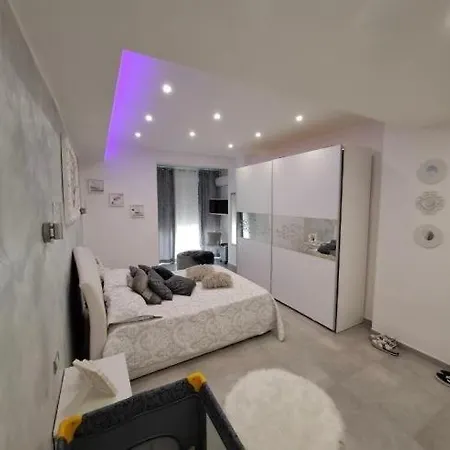 White Modern Close To The Red Metro Apartman