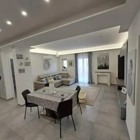 White Modern Close To The Red Metro Apartman *